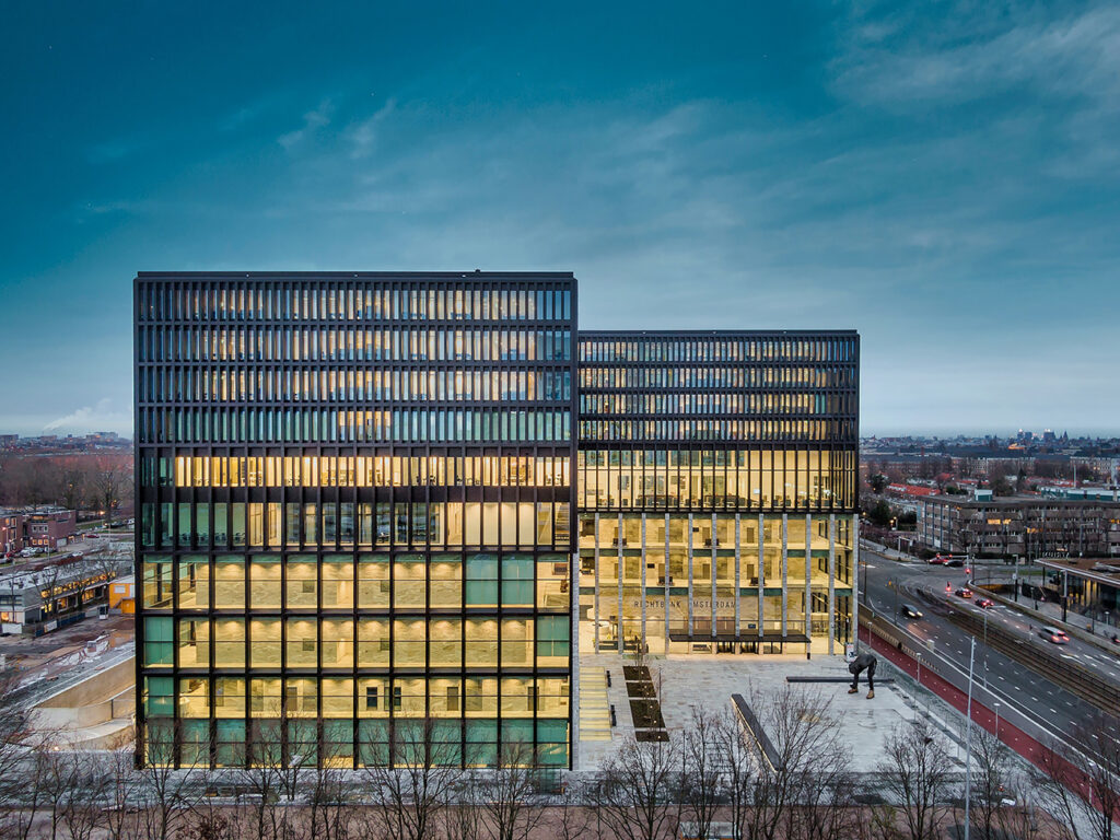 Nieuwe Rechtbank van Amsterdam maakt gebruik van Solid Surface meubilair