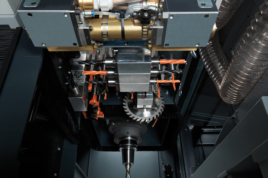 Nieuwe moderne CNC-machine is de baas op de vierkante meter